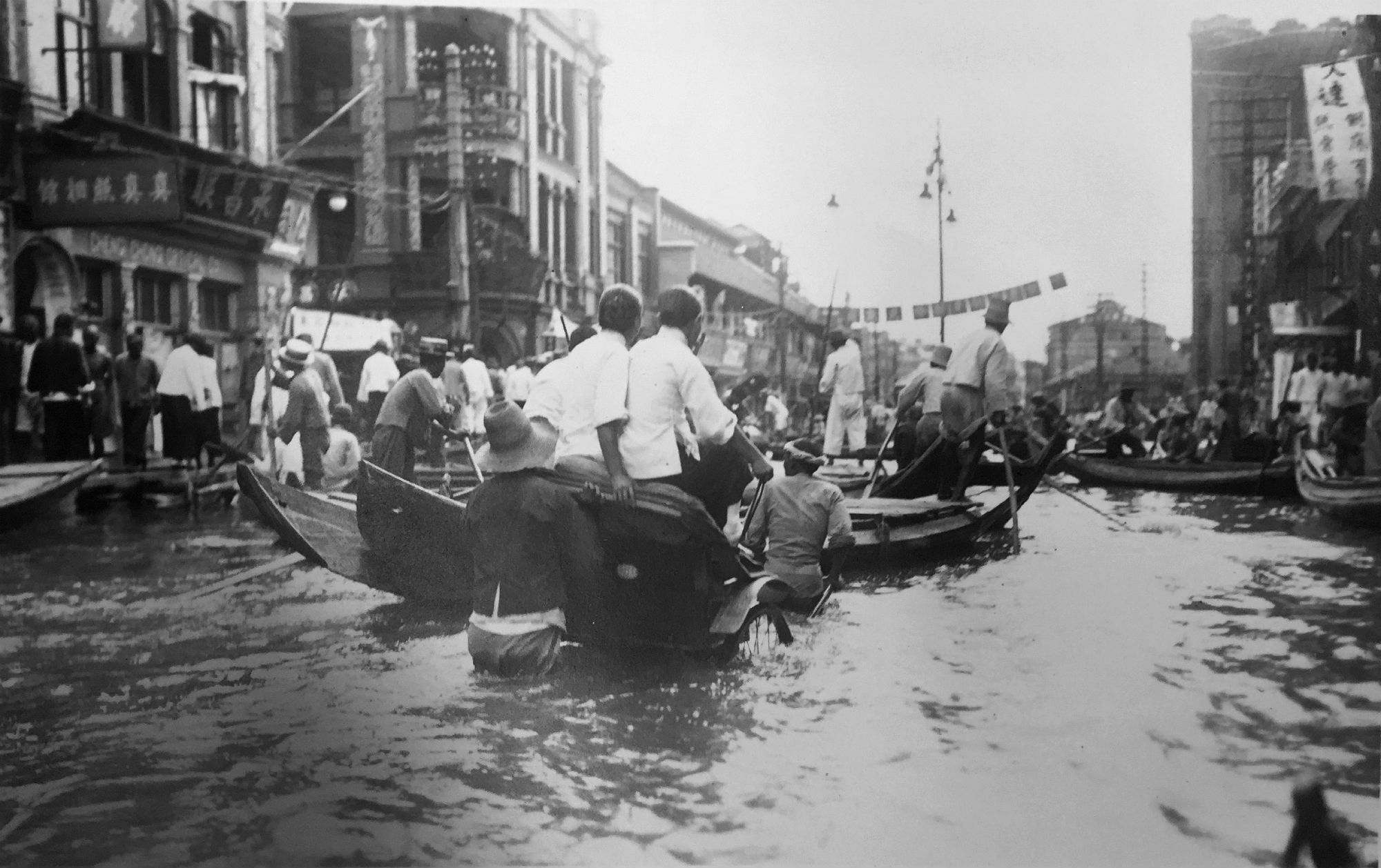 Displaced communities seeking shelter after the 1931 floods 