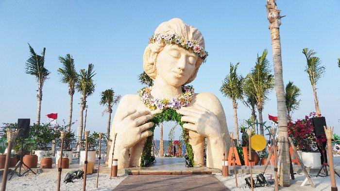 Pemandangan Tropis Aloha PIK: Suasana tropis di Aloha PIK dengan pohon kelapa yang rindang dan pasir putih