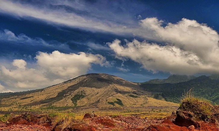 Pemandangan menakjubkan dari puncak Gunung Guntur di Garut, Jawa Barat