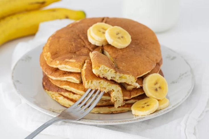 Pancake pisang lembut dengan topping madu dan buah segar