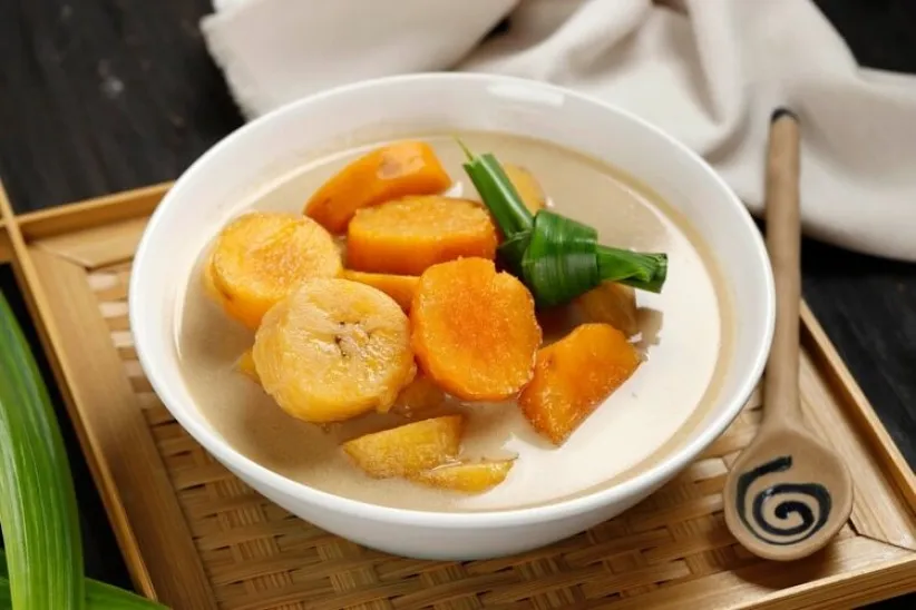 Kolak pisang hangat dengan kuah santan kental dan gula merah yang manis, siap dinikmati sebagai takjil berbuka puasa