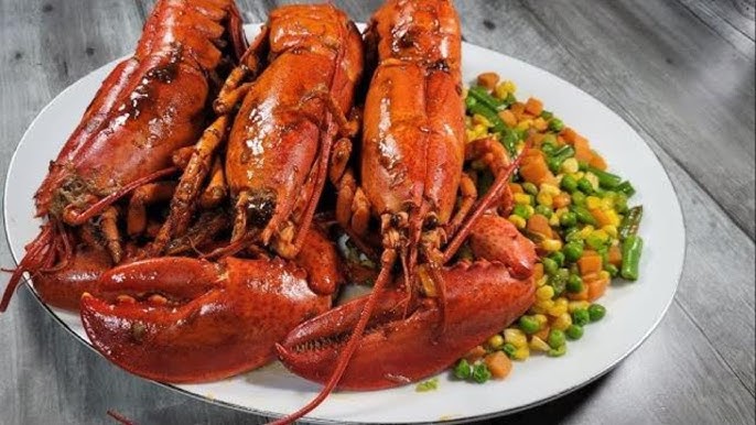 Lobster saus tiram yang gurih dan menggugah selera, disajikan dengan saus tiram kental yang melapisi daging lobster lembut