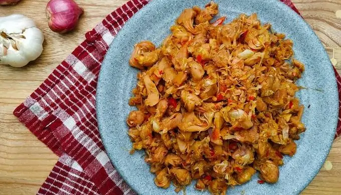 Mandai Goreng Tradisional: Potongan mandai yang digoreng hingga renyah, dengan warna kecokelatan dan tekstur lembut di dalam