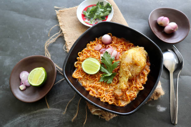 Semangkuk Khao Soi Ayam dengan kuah kari santan kental