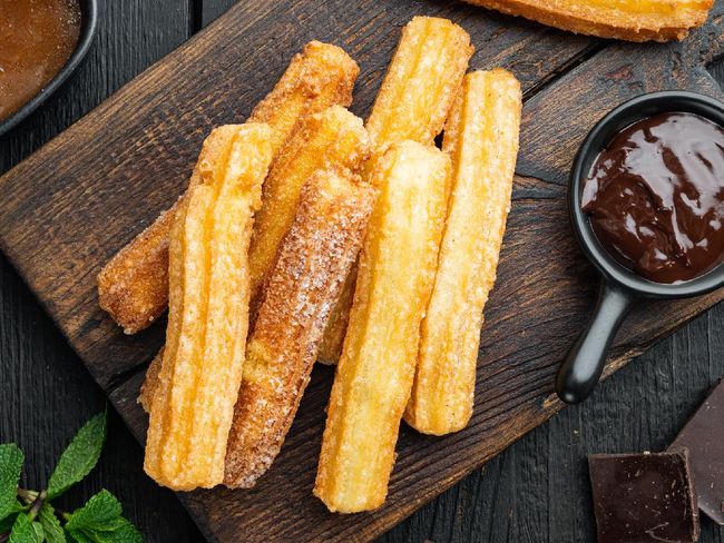 Sepiring Churros Saus Cokelat yang renyah, disajikan dengan saus cokelat kental di sampingnya