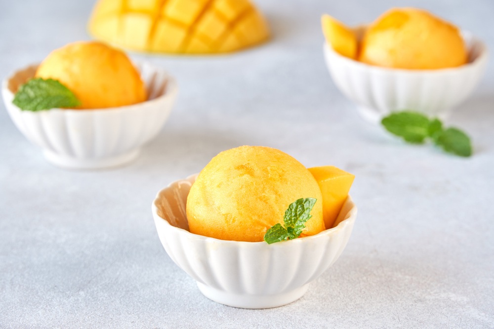 Mangga sorbet asam yang menyegarkan, dengan warna kuning cerah