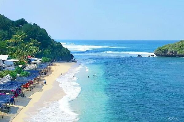 Pantai Sadranan: Keindahan Eksotis di Balik Bukit Karst Gunungkidul