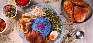 Nasi Kerabu: Keajaiban Nasi Biru yang Memikat Lidah dan Mata