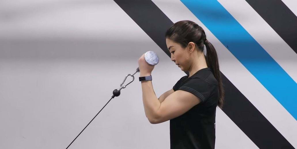 Mengapa Memilih Kabel Dibanding Barbell Konvensional Sebagai Media Bicep Cable Curl