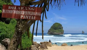 Pantai Goa Cina: Pesona Pantai Selatan Malang yang Menyimpan Keindahan dan Cerita Unik